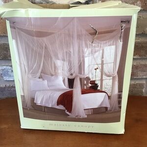 MAJESTY Canopy Netting Bed Cover - White NEW